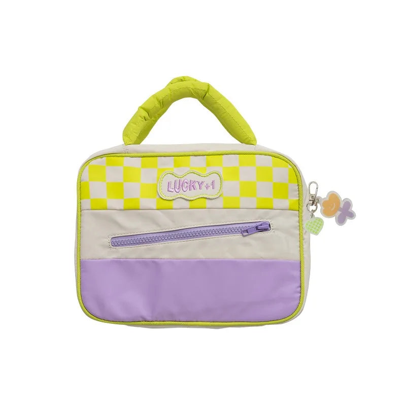 Borsa termica a scacchi gialli e viola con manico imbottito, tasca frontale con zip e ciondoli decorativi. Design moderno e colorato.