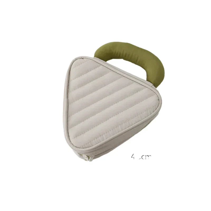 Custodia imbottita a forma di triangolo con manico verde, ideale per proteggere piccoli oggetti. Design compatto e portatile.