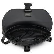 Zaino nero in pelle sintetica aperto, con tasca interna con zip, design elegante e moderno, ideale per scuola o lavoro.
