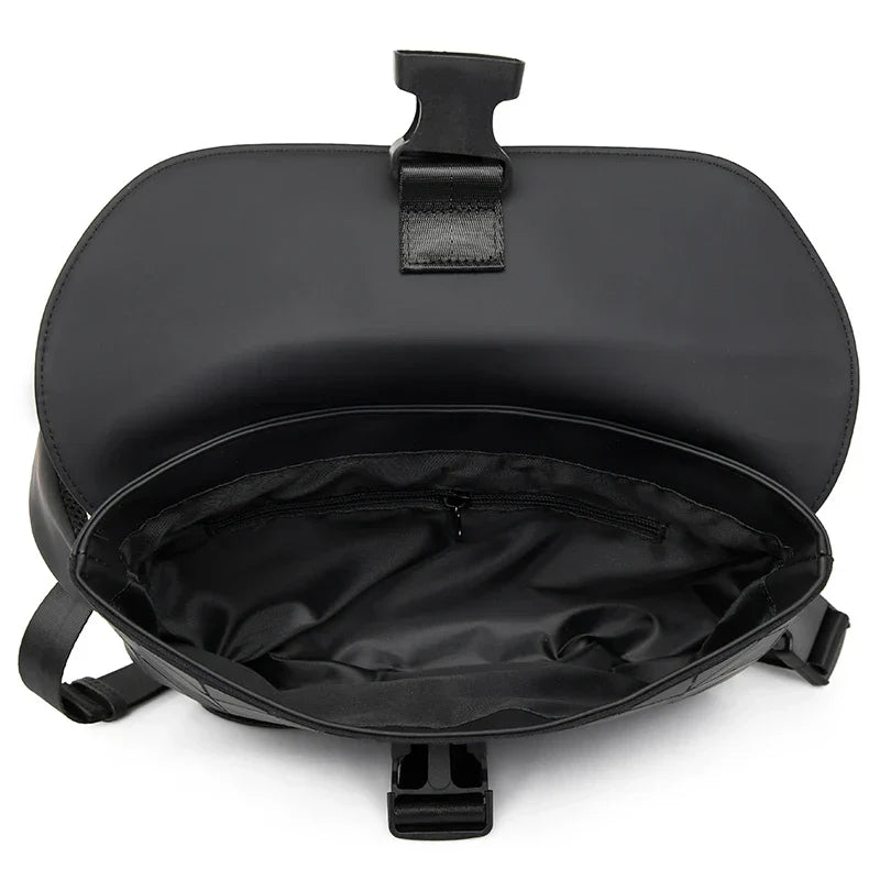 Zaino nero in pelle sintetica aperto, con tasca interna con zip, design elegante e moderno, ideale per scuola o lavoro.
