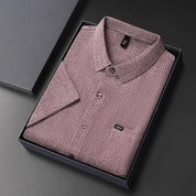 Camicia uomo elegante a quadri, colore bordeaux, confezionata in scatola regalo. Ideale per occasioni formali e casual. Taglia 39.