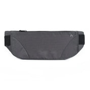 Marsupio grigio unisex, design minimalista, con cerniera e tasche laterali, ideale per viaggi e sport. Accessorio moda pratico e leggero.