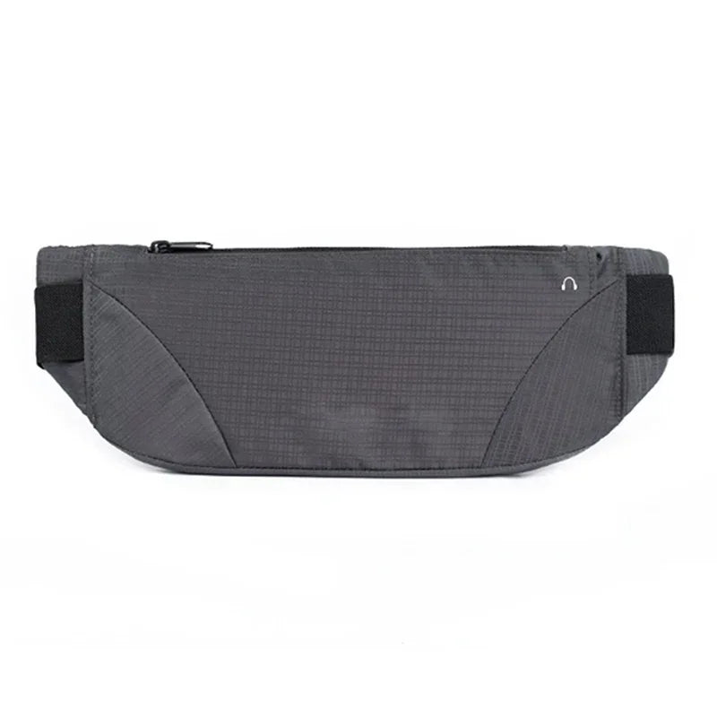 Marsupio grigio unisex, design minimalista, con cerniera e tasche laterali, ideale per viaggi e sport. Accessorio moda pratico e leggero.