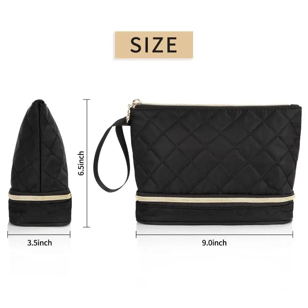 Astuccio cosmetico nero trapuntato con cerniera dorata, dimensioni 9x3.5x6.5 pollici, elegante e pratico per trucco e accessori da viaggio.