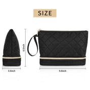 Astuccio cosmetico nero trapuntato con cerniera dorata, dimensioni 9x3.5x6.5 pollici, elegante e pratico per trucco e accessori da viaggio.