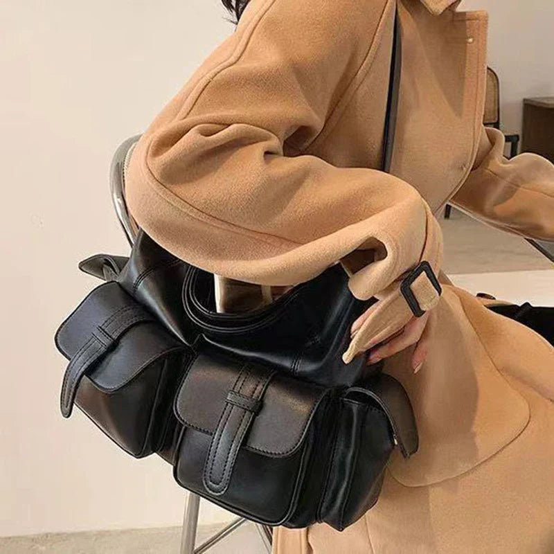 Cappotto beige elegante con borsa a tracolla nera in pelle, design multi-tasca. Moda autunnale, accessori donna, stile casual chic.