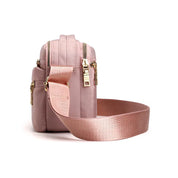 Zaino rosa in nylon con tracolla regolabile, tasche multiple e cerniere dorate. Design compatto e moderno, ideale per uso quotidiano e viaggi.