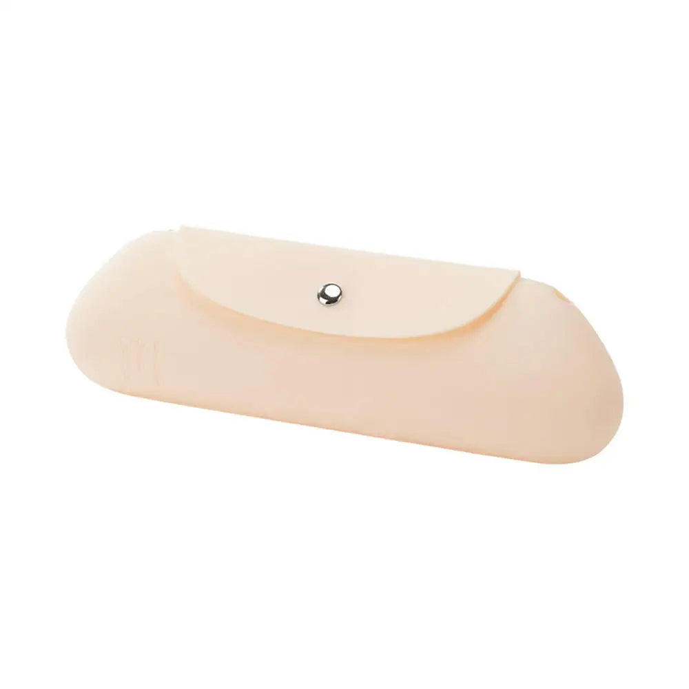 Custodia occhiali beige in silicone, design minimalista, chiusura a bottone, accessorio moda pratico e resistente, ideale per protezione occhiali.