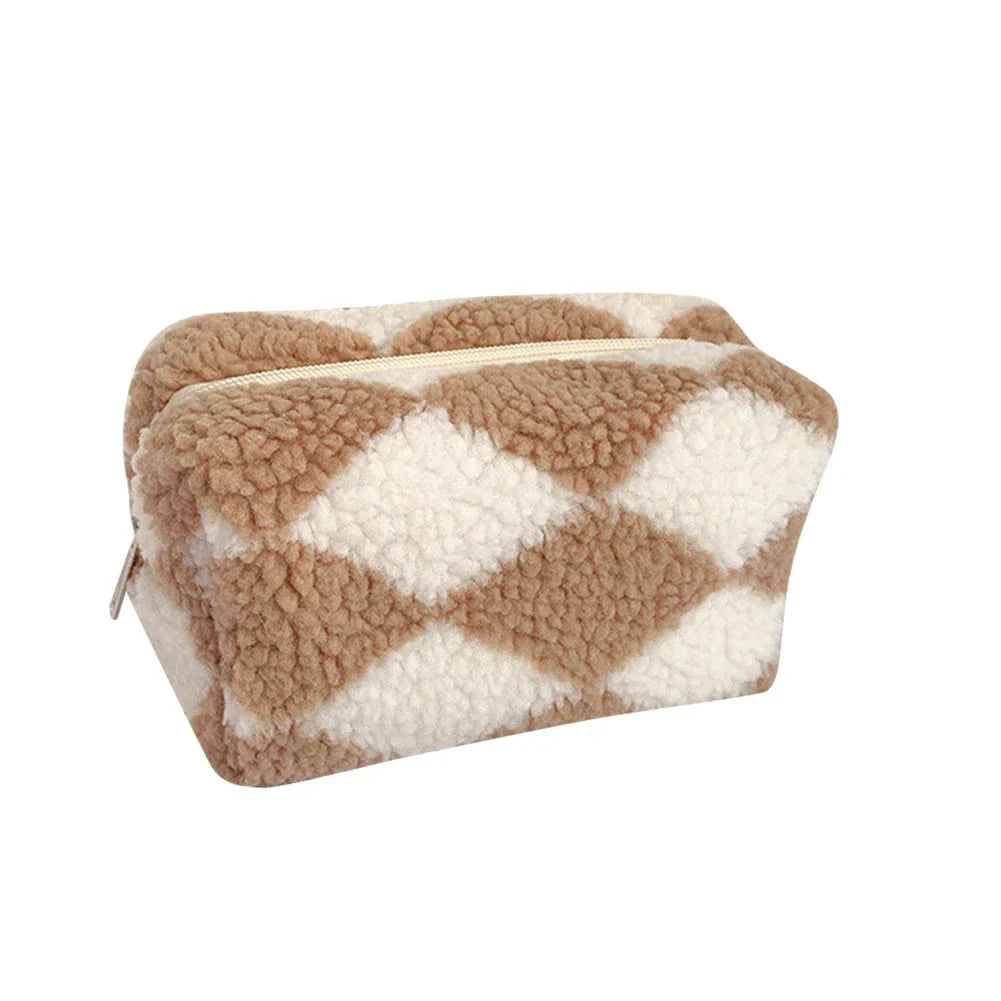 Astuccio cosmetico in pelliccia sintetica beige e bianca a rombi, ideale per trucco e accessori. Design elegante e morbido, perfetto per viaggi.