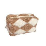 Astuccio cosmetico in pelliccia sintetica beige e bianca a rombi, ideale per trucco e accessori. Design elegante e morbido, perfetto per viaggi.