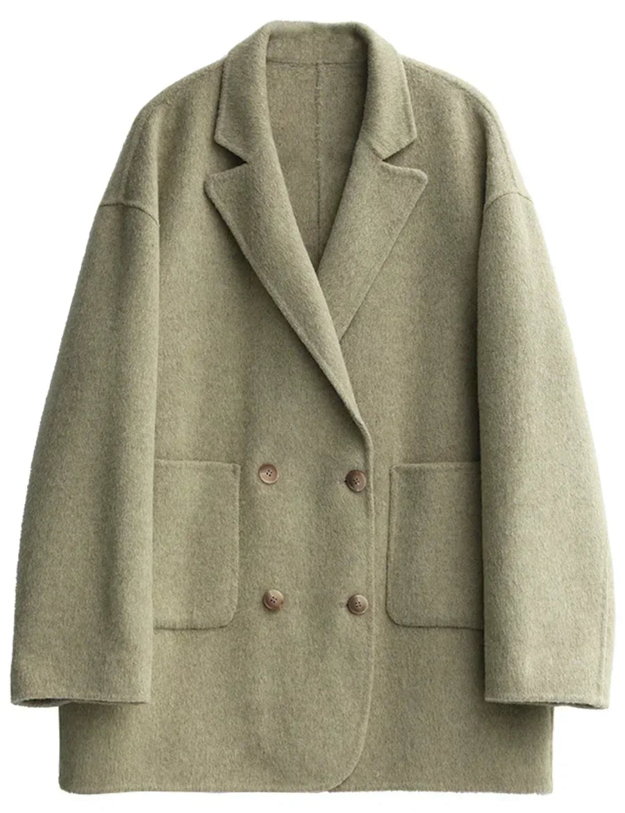 Cappotto doppiopetto verde oliva in lana, design elegante con tasche frontali, ideale per moda autunno inverno, abbigliamento donna di tendenza.