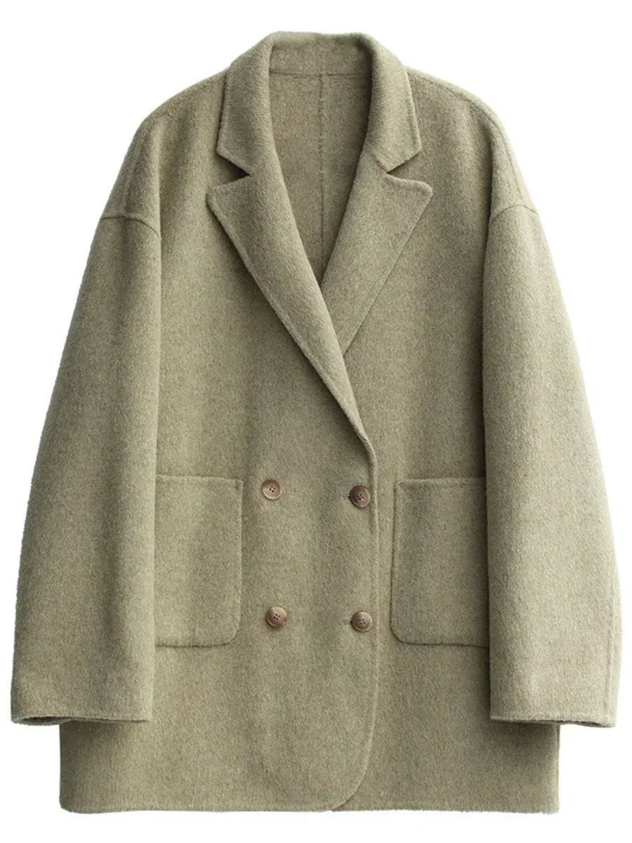 Cappotto doppiopetto verde oliva in lana, design elegante con tasche frontali, ideale per moda autunno inverno, abbigliamento donna di tendenza.