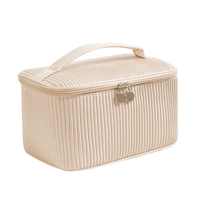 Borsa cosmetica beige con cerniera, design a coste, manico superiore. Ideale per trucco e accessori da viaggio. Elegante e funzionale.