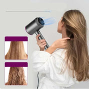 Asciugacapelli ionico professionale, donna in accappatoio bianco asciuga capelli lisci. Tecnologia avanzata, risultati lisci e lucenti.