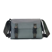 Borsa a tracolla grigia unisex, design moderno, chiusure a fibbia, ideale per lavoro e viaggio. Materiale resistente, tracolla regolabile.