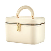 Borsa cosmetica in pelle beige con manico, chiusura a zip dorata. Elegante e pratica per viaggi, ideale per organizzare trucchi e accessori.