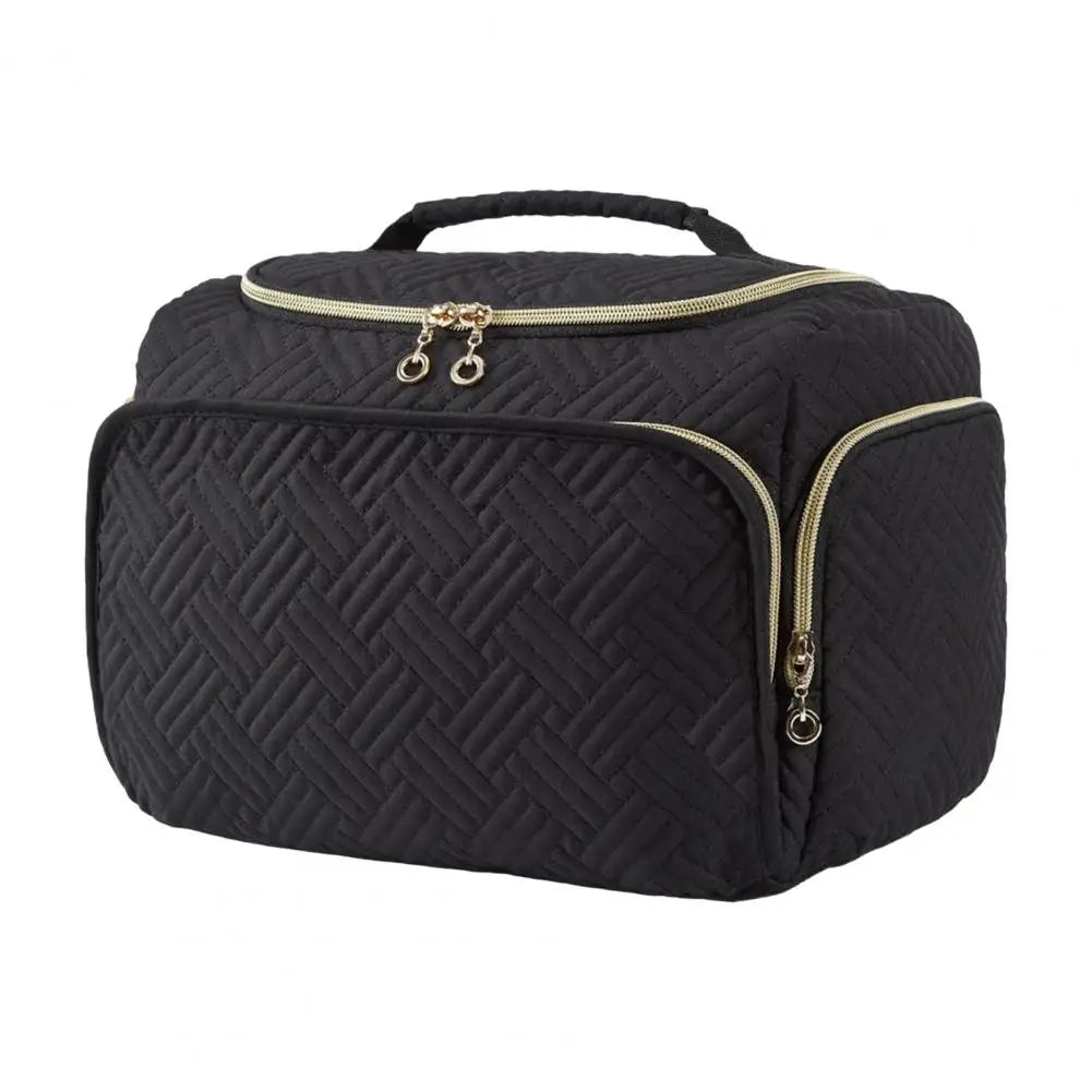 Borsa cosmetica nera trapuntata con cerniere dorate, manico superiore. Ideale per trucco, accessori viaggio. Design elegante e funzionale.