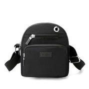 Borsa a tracolla nera unisex, compatta e resistente, con tasche multiple e cerniere, ideale per viaggi e uso quotidiano.