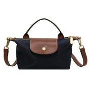 Borsa a tracolla in nylon blu con dettagli in pelle marrone, chiusura a bottone, manico superiore e tracolla regolabile. Elegante e versatile.