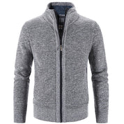 Giacca cardigan uomo grigia in maglia, con zip frontale e colletto alto. Design elegante e caldo, ideale per l'inverno. Moda maschile casual.