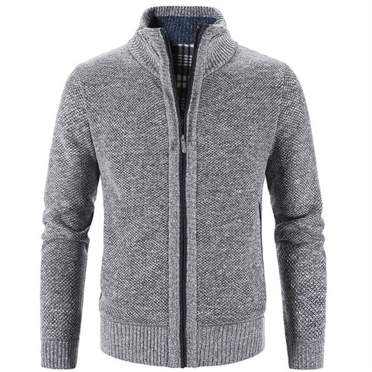 Giacca cardigan uomo grigia in maglia, con zip frontale e colletto alto. Design elegante e caldo, ideale per l'inverno. Moda maschile casual.