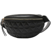 Marsupio nero trapuntato in pelle sintetica con cerniera, design geometrico a triangoli, moda unisex, accessorio versatile e pratico.