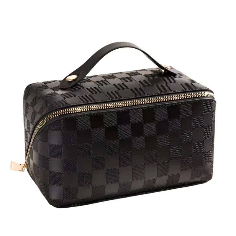 Borsa da toilette nera a scacchi con cerniera dorata e manico in pelle, design elegante e moderno, ideale per viaggi e organizzazione.