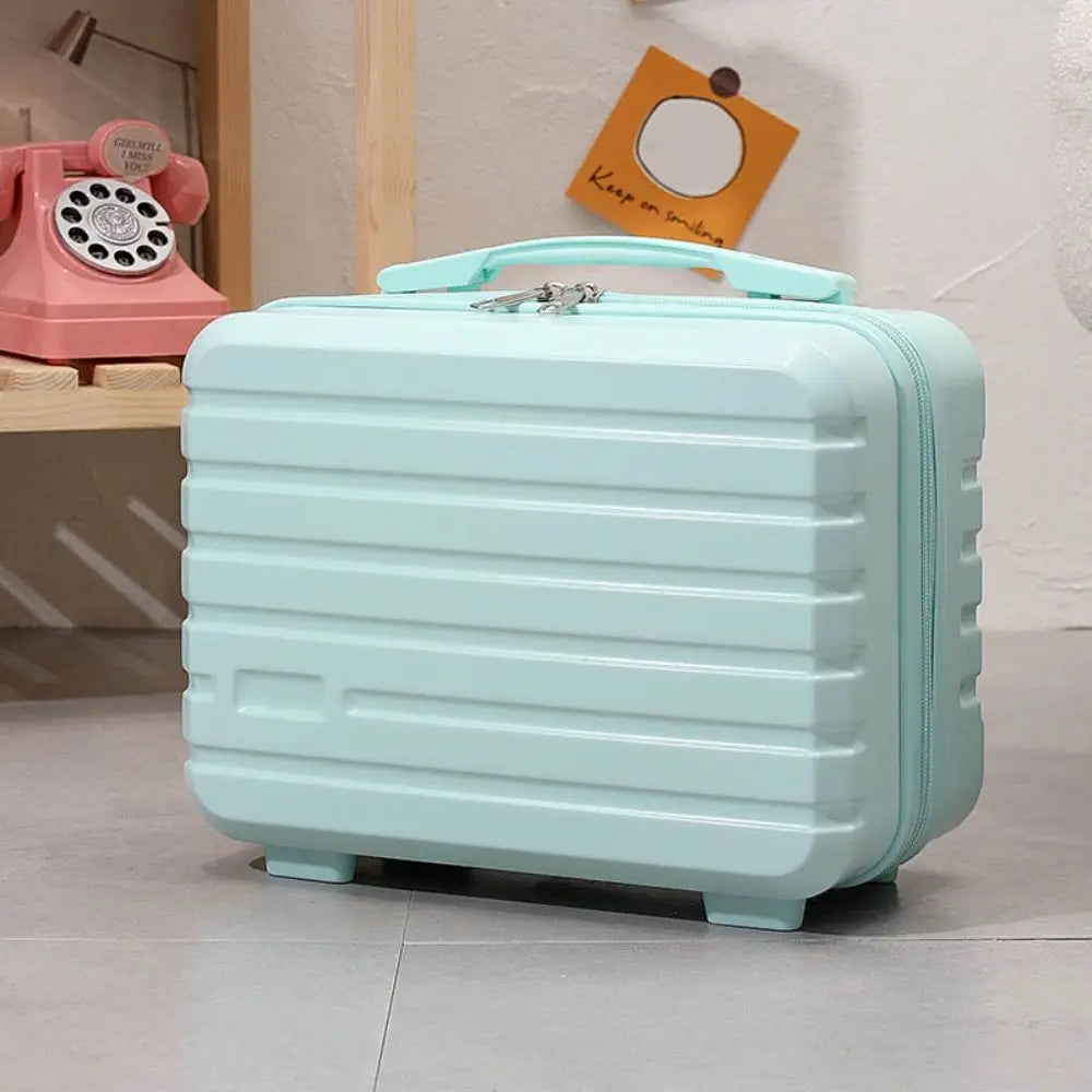 Valigia rigida azzurra, design moderno, manico ergonomico, chiusura a zip, ideale per viaggi brevi. Accessorio da viaggio elegante e funzionale.