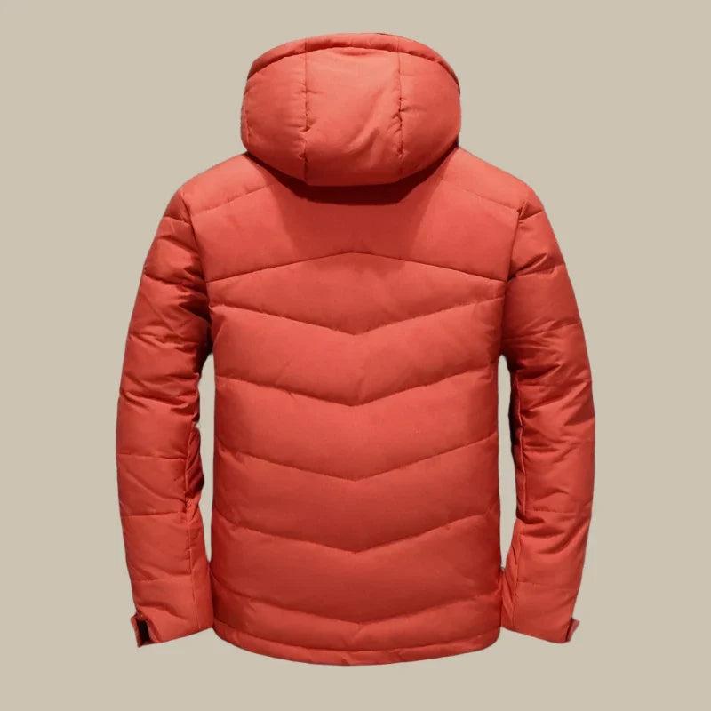 Giacca invernale arancione con cappuccio, design trapuntato, vista posteriore. Ideale per uomo, moda outdoor, abbigliamento caldo e resistente.