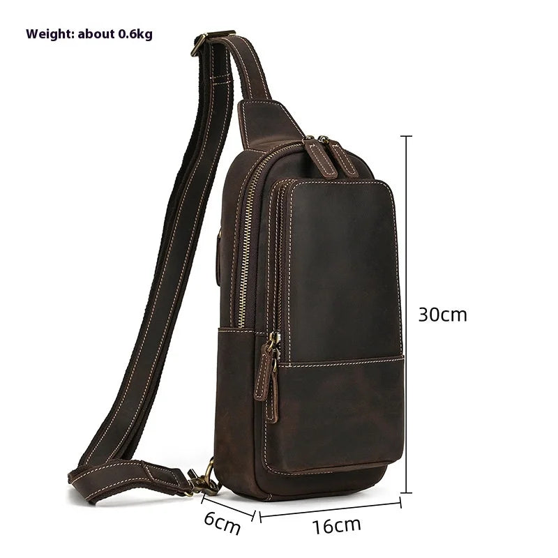 Zaino a tracolla in pelle marrone, dimensioni 30x16x6 cm, peso 0,6 kg. Design elegante con cerniere multiple, ideale per uomo e donna.