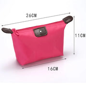 Astuccio cosmetico rosa con cerniera, dimensioni 26x16x11 cm, dettagli in pelle marrone, ideale per trucco e accessori da viaggio.