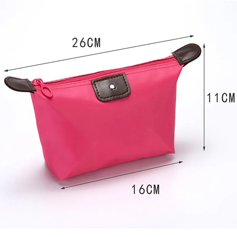 Astuccio cosmetico rosa con cerniera, dimensioni 26x16x11 cm, dettagli in pelle marrone, ideale per trucco e accessori da viaggio.