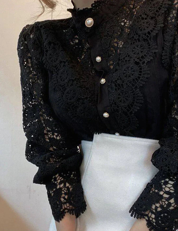 Blusa nera in pizzo con bottoni perla, maniche lunghe, elegante e raffinata, perfetta per occasioni formali e moda donna autunno inverno.