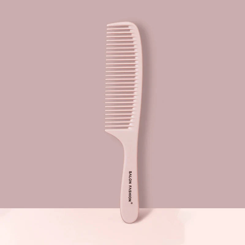 Pettine rosa in plastica con denti larghi, ideale per capelli ricci o mossi. Design ergonomico, marchio "Salon Fashion". Accessorio per styling capelli.
