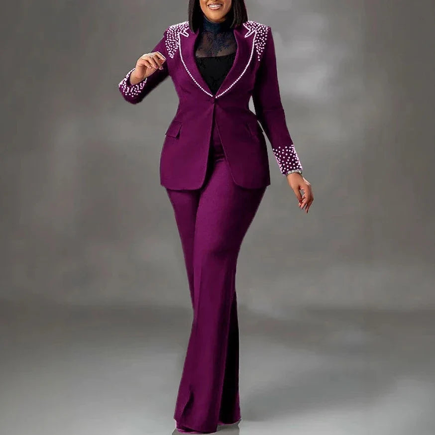 Completo donna elegante viola con perline, giacca e pantaloni svasati. Abbigliamento formale femminile, moda autunno-inverno, stile sofisticato.
