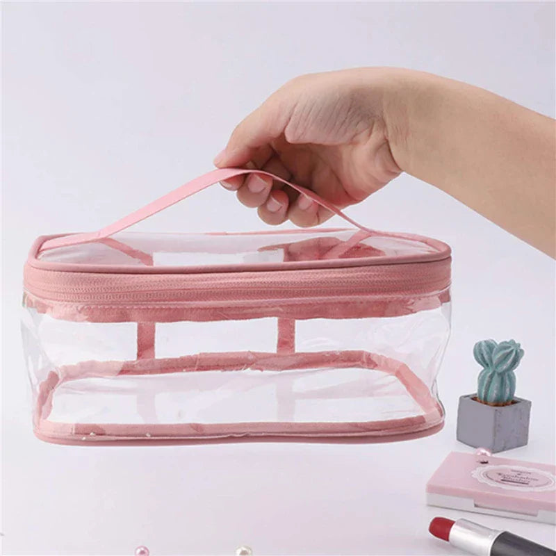 Borsa trasparente da viaggio con cerniera rosa, ideale per cosmetici. Design compatto e manico pratico. Perfetta per organizzare trucchi e accessori.