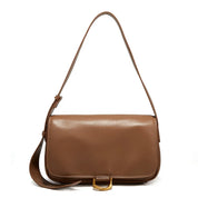 Borsa a tracolla in pelle marrone, design elegante, chiusura con fibbia dorata, ideale per moda donna, accessorio di lusso, stile casual chic.