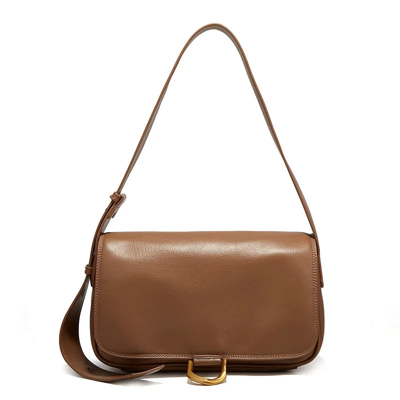 Borsa a tracolla in pelle marrone, design elegante, chiusura con fibbia dorata, ideale per moda donna, accessorio di lusso, stile casual chic.