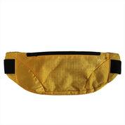 Marsupio giallo in tessuto resistente con cerniera nera, design compatto e cintura regolabile. Accessorio moda pratico per viaggi e sport.