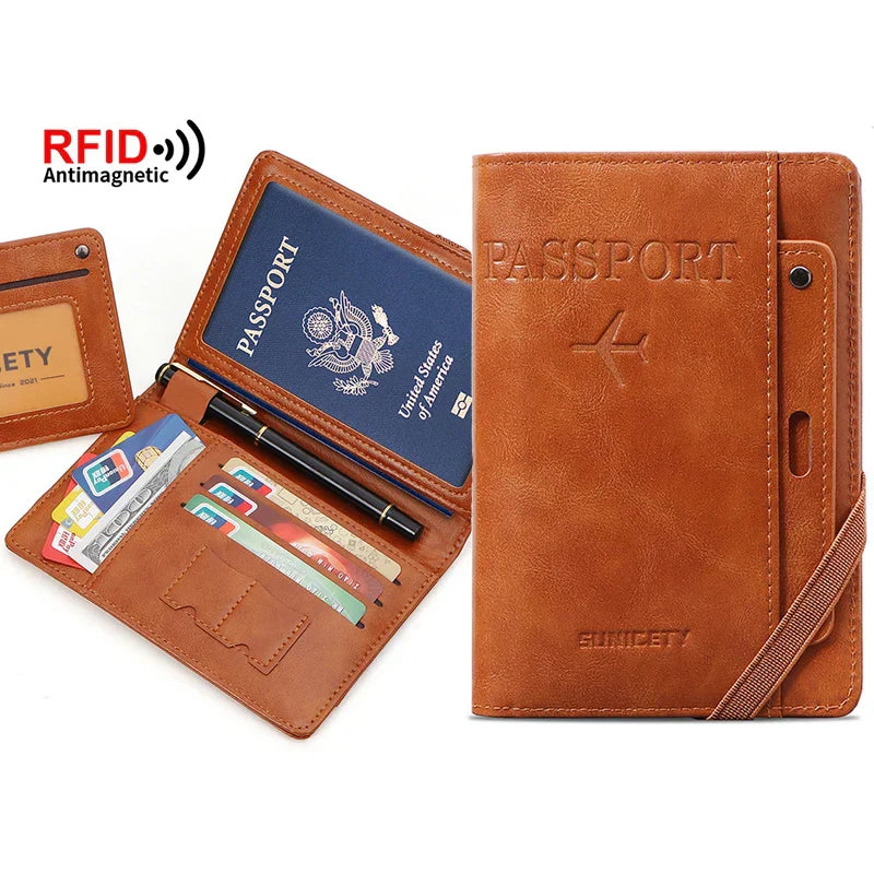 Portafoglio da viaggio in pelle marrone con protezione RFID, scomparti per passaporto, carte di credito e penna. Design elegante e funzionale.