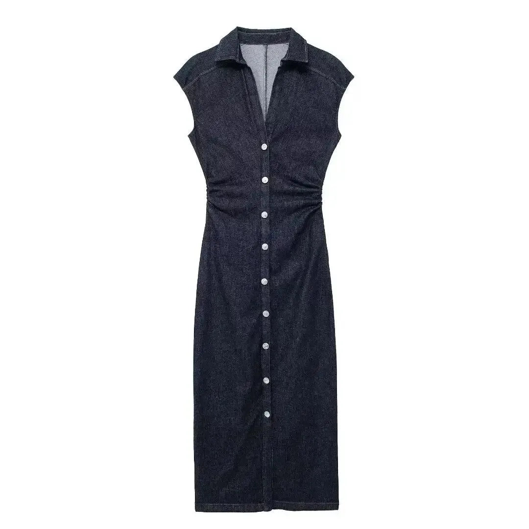 Abito lungo in denim blu scuro con bottoni frontali e colletto, senza maniche. Elegante e casual, perfetto per ogni occasione.