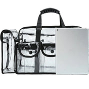Borsa trasparente in PVC con manico nero, tasche frontali e scomparto laterale. Ideale per eventi, stadi e viaggi. Confronto dimensioni con tablet.