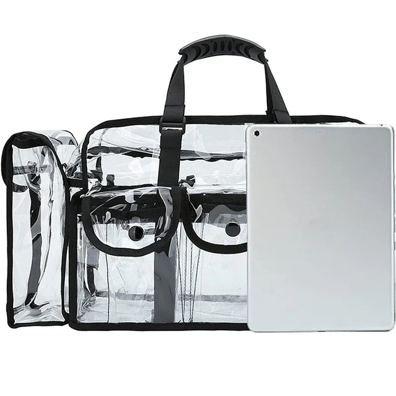 Borsa trasparente in PVC con manico nero, tasche frontali e scomparto laterale. Ideale per eventi, stadi e viaggi. Confronto dimensioni con tablet.