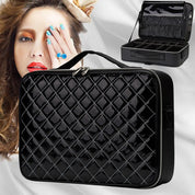 Elegante borsa cosmetica nera trapuntata, con scomparti interni, ideale per trucco e accessori. Design moderno e pratico per viaggi.