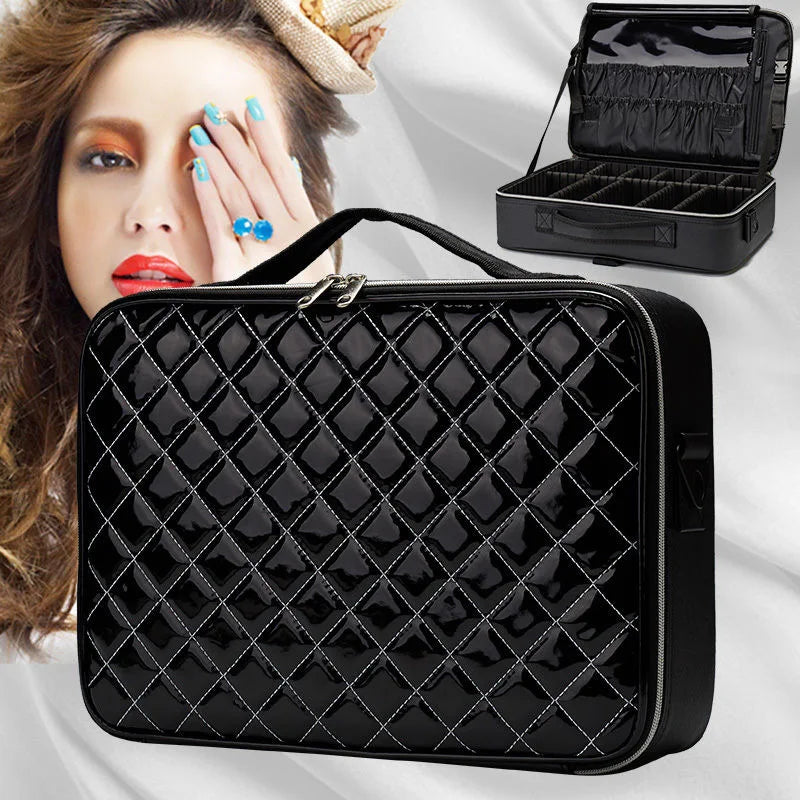 Elegante borsa cosmetica nera trapuntata, con scomparti interni, ideale per trucco e accessori. Design moderno e pratico per viaggi.