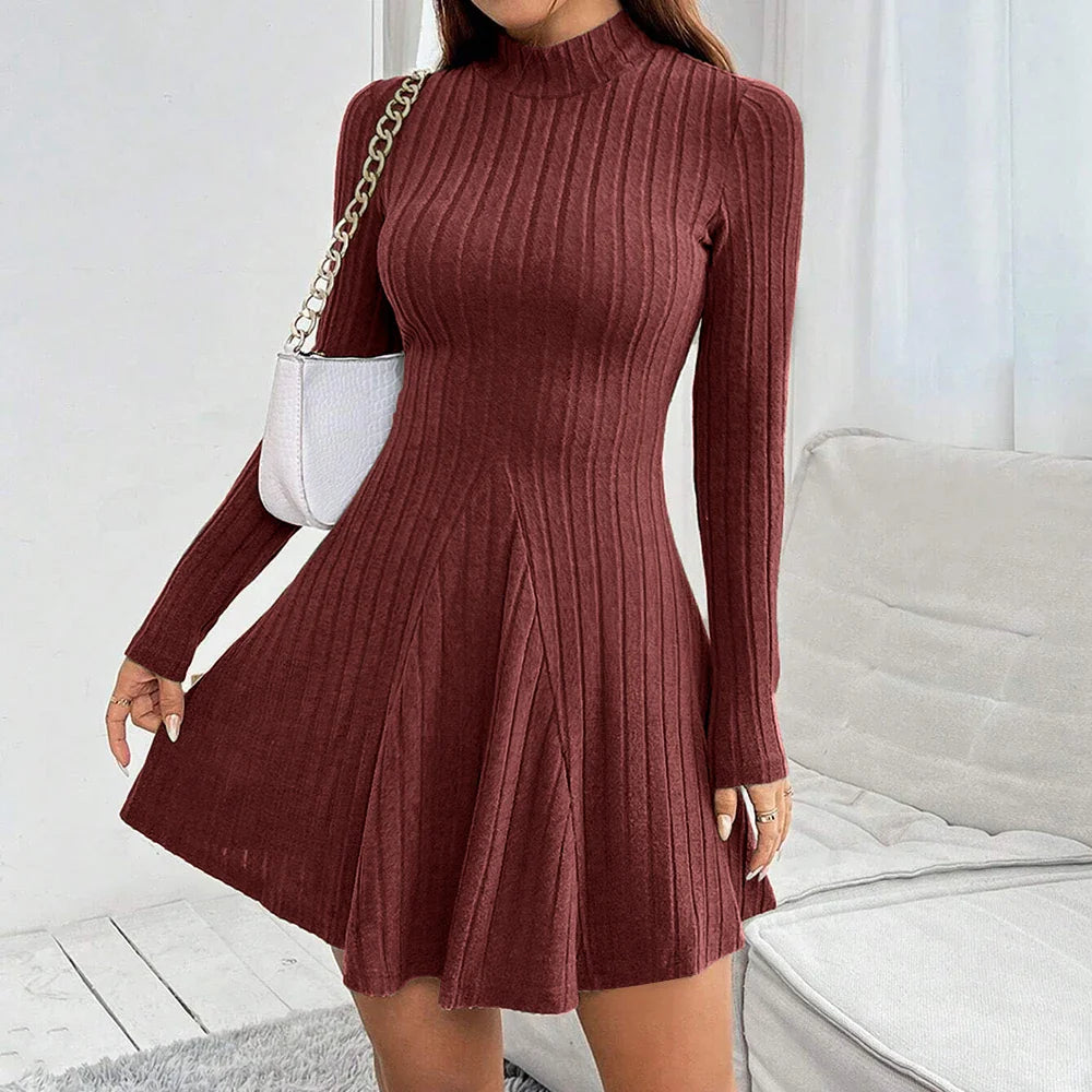 Abito maglione a coste marrone, maniche lunghe, collo alto, con borsa bianca a catena. Elegante e casual, perfetto per l'autunno.
