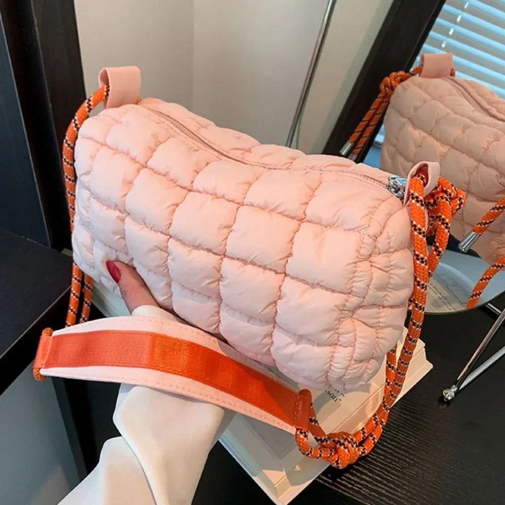 Borsa trapuntata rosa con tracolla arancione, design moderno, tessuto imbottito, ideale per moda autunno, accessorio donna elegante.
