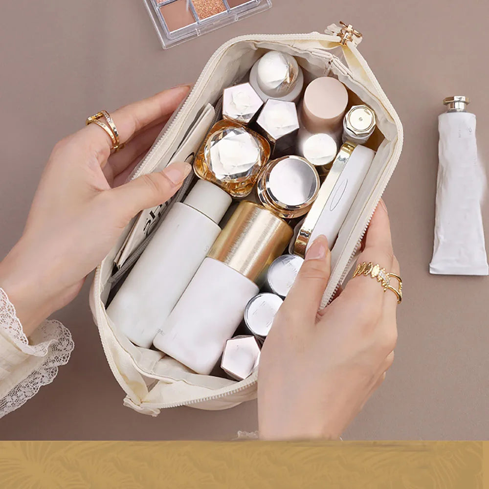 Borsa cosmetica beige con vari prodotti di bellezza: flaconi, tubetti e rossetti. Accessori trucco essenziali per il viaggio.