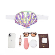 Marsupio iridescente a forma di conchiglia con occhiali da sole, smartphone, passaporto, profumo, specchio e custodia auricolari. Accessori moda viaggio.