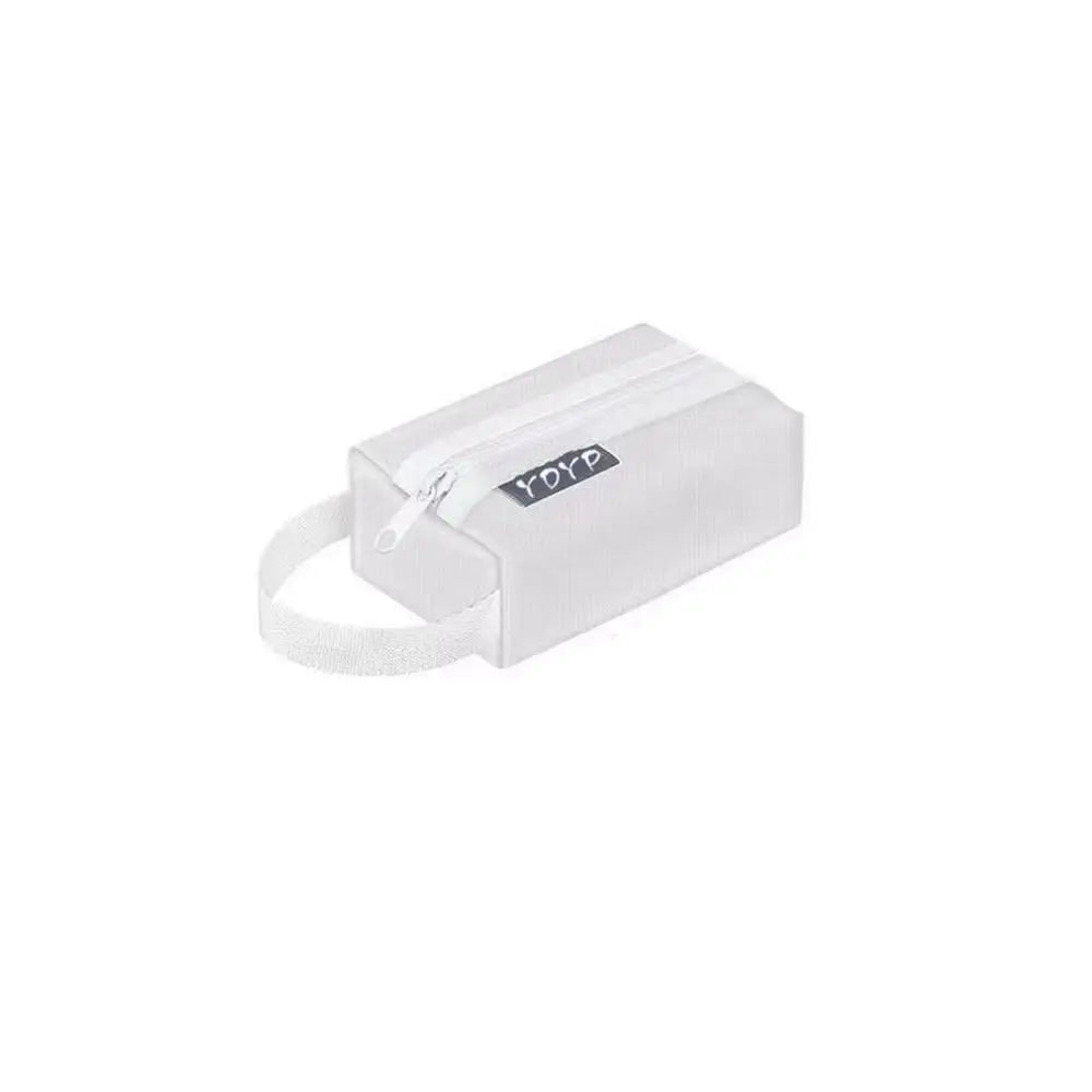 Astuccio portapenne bianco con cerniera e manico, design compatto e moderno, ideale per scuola e ufficio. Accessorio pratico e versatile.